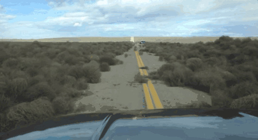 驾车在狭窄的公路上GIF图片