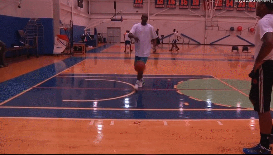 黑人在室内篮球场打篮球gif图片:篮球