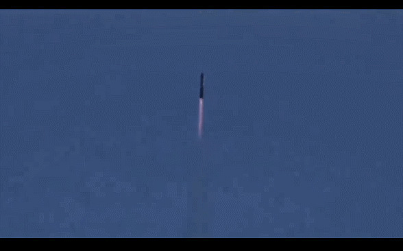导弹喷射出一团烈焰从发射塔上拔地而起，直刺苍穹gif图片:导弹