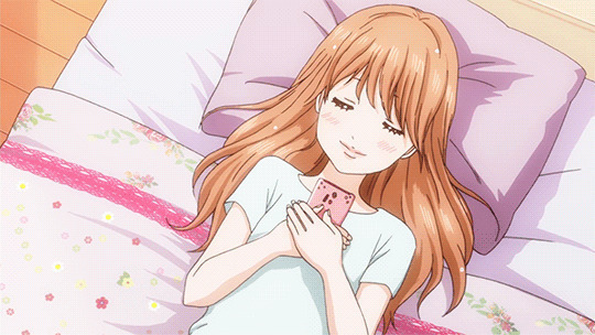 卡通小女孩躺在床上玩手机gif图片