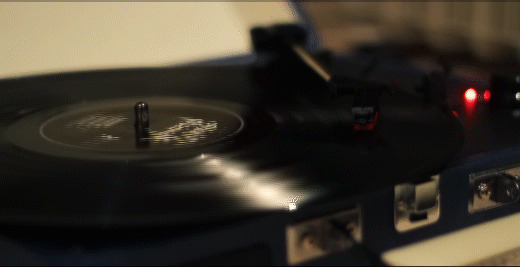 古老的唱片机不停的播放着优美的音乐gif图片