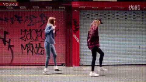 两个身材苗条的女孩在街上跳舞gif图片