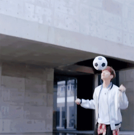 帅气的小伙子在门前玩足球gif图片:足球