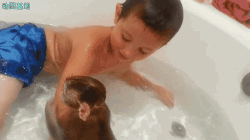可爱的小猴子陪着小朋友在浴缸里洗澡gif图片