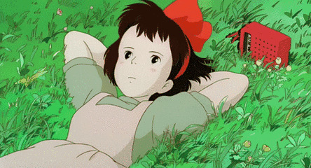 可爱的卡通女孩躺在草地上任风不停的吹gif图片