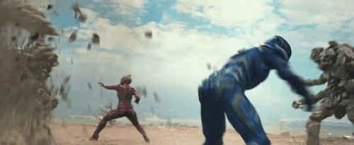 超人用高边腿踢怪兽gif图片:超人