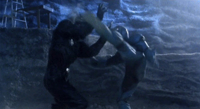 两位超人戴着面具在山洞里打斗gif图片