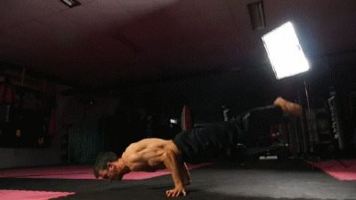 猛男趴在地上单手做俯卧撑gif图片:俯卧撑