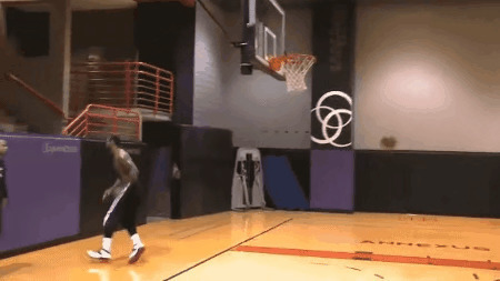 黑人在室内篮球场联系三大步跨栏gif图片:篮球
