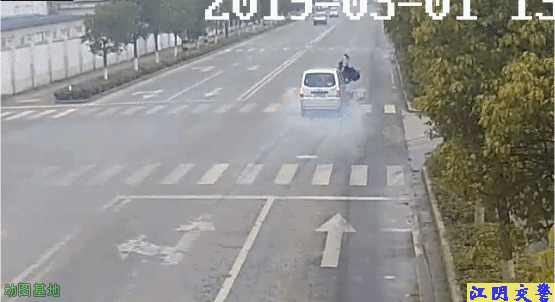 汽车撞骑车人GIF图片