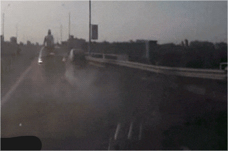 高速路上骑摩托车追尾汽车gif图片:追尾