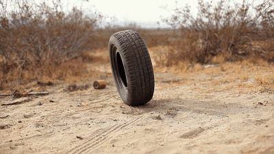 沙地上的轮胎不停的转动gif图片