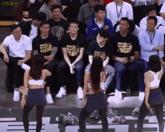 美女啦啦队对着一群男生跳舞gif图片:跳舞