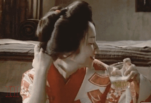 日本女人独自在家里寂寞喝酒gif图片:喝酒