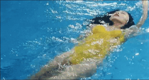 漂亮的女神在游泳池里愉快的游泳gif图片:游泳
