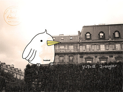 一只可爱的卡通小鸡下着大雨站在树上gif图片