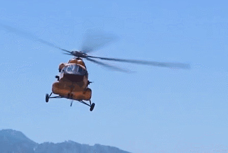 一架直升飞机不停的在空中盘旋gif图片:直升机