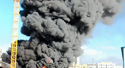 工厂爆炸冒出滚滚黑烟gif图片:爆炸