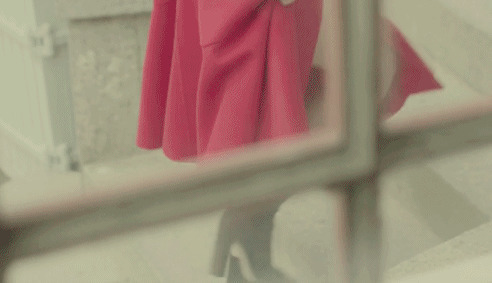 漂亮的女孩穿着红色的连衣裙散步gif图片