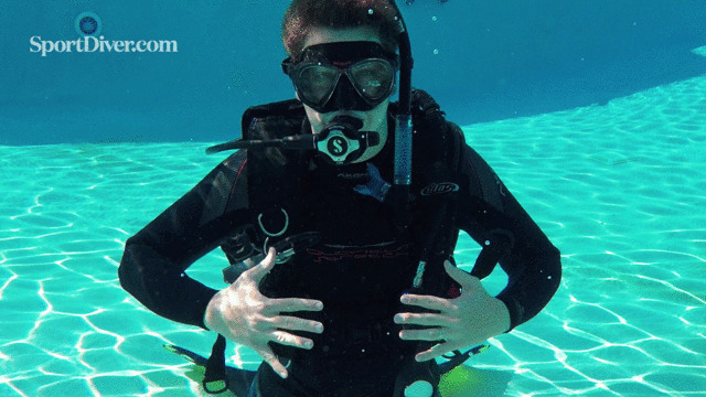 装备齐全的潜水员深入海底gif图片:潜水员