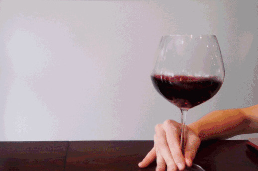 一杯红酒很容易勾起人们的浪漫情怀gif图片