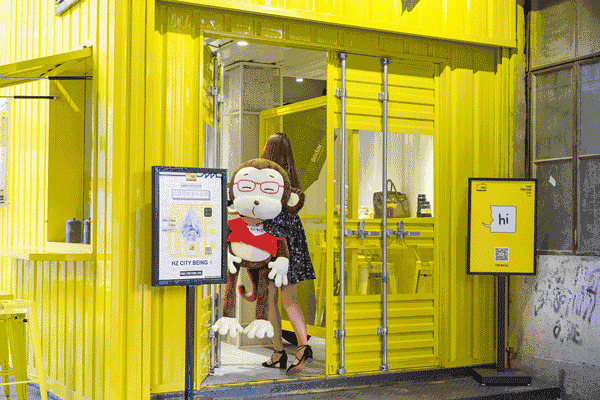 一位长发女孩抱着一只大猴子玩具走进餐厅gif图片:猴子