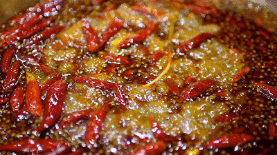 美味的辣椒油火锅看着都辣的不行gif图片