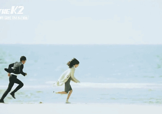 一对情侣在海边不停的追逐打闹gif图片:情侣,奔跑