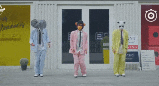 三位戴着面具的少年在一起跳舞gif图片