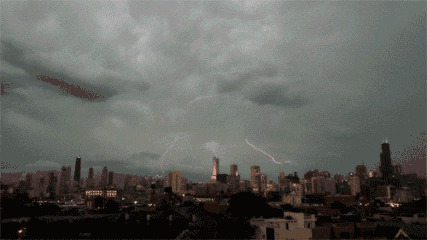 城市的上空电闪雷鸣看着都很吓人gif图片