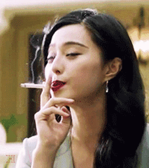 女神范冰冰不停的抽烟很潇洒的样子gif图片:抽烟