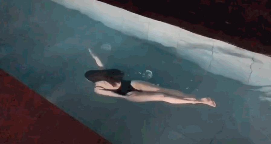 身材苗条的女人在游泳馆游泳gif图片:游泳