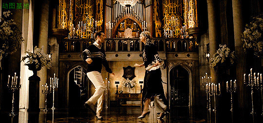 一对情侣在大厅里性感的跳舞gif图片:跳舞