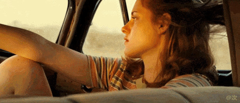 英国少女浪漫的坐在车里面兜风gif图片:兜风
