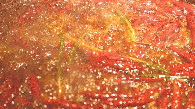 红辣椒放进了火锅里很有食欲gif图片