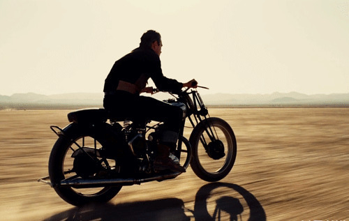 男子骑着摩托车在沙漠上快速的骑行gif图片