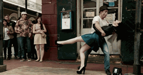 一对情侣在马路边跳舞引来了一群人围观gif图片:跳舞