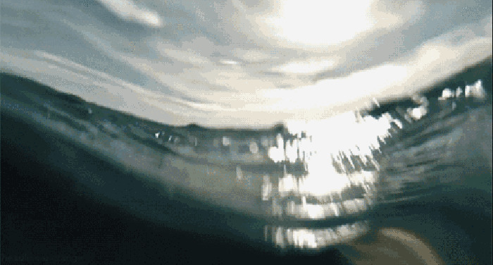 阳光照射翻滚的海水闪图