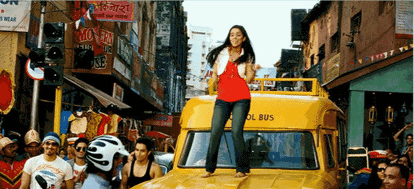 女孩疯狂的在车上跳舞引来了一群路人狂欢gif图片:跳舞