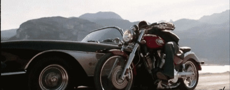 男子骑着摩托车与车上的女子深情亲吻gif图片:亲吻