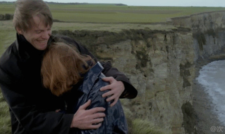 女孩在悬崖边惊吓的转身投入男人的怀抱gif图片:拥抱