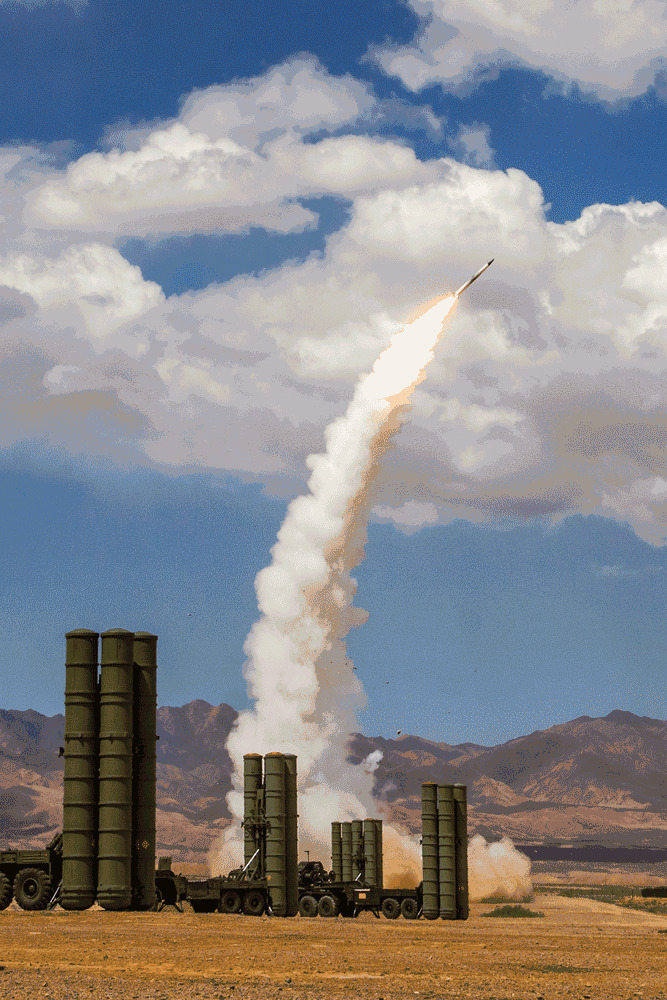 导弹在沙漠里发射冒出一团白烟gif图片