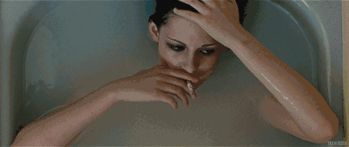 躺在浴盆里洗澡的女人寂寞的抽烟gif图片:抽烟