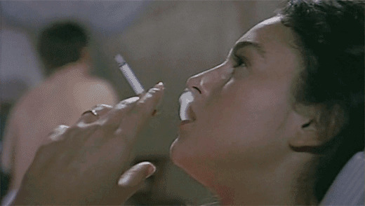 女人躺在床上大口的抽烟gif图片:抽烟