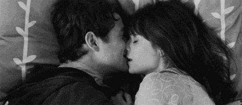 情侣躺在床上浪漫的亲吻gif图片:亲吻
