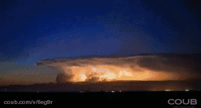 天气阴沉满天都是厚厚的暗黄色的浊云gif图片:乌云,闪电