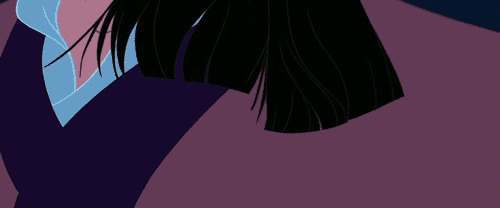 卡通女孩用长剑割掉自己的秀发gif图片:秀发