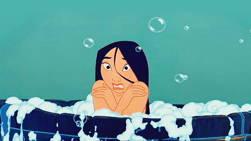 卡通女孩在浴盆里洗澡很冷的样子gif图片