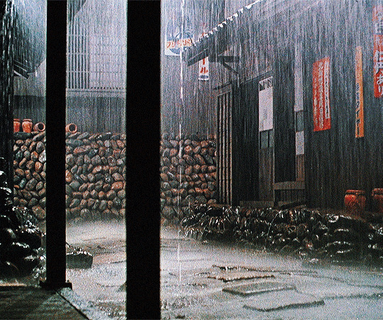 闷热的夏天屋外下起了滂泼大雨gif图片:大雨