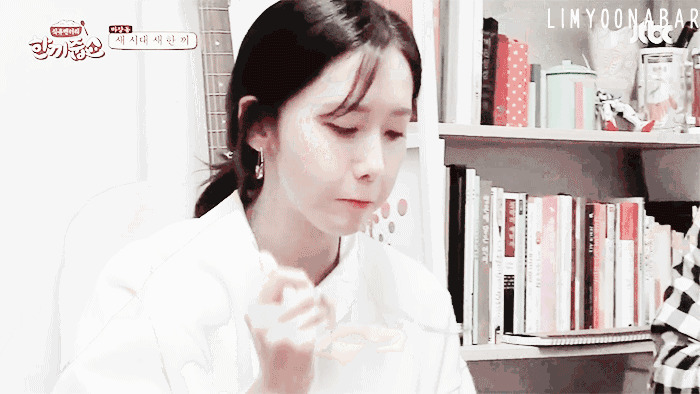 韩国美少女拿着勺子吃美食gif图片:美食